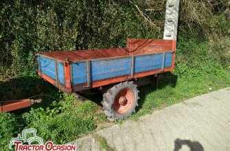 Remolque agrícola de tracción basculante