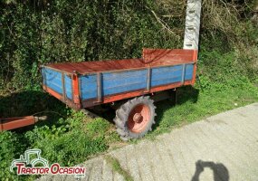 Remolque agrícola de tracción basculante
