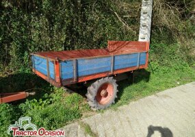 Remolque agrícola de tracción basculante