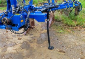 NEW HOLLAND PLOUGH